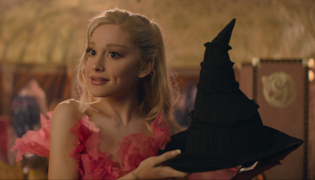 Ariana Grande in una scena di Wicked (2024) di Jon M. Chu