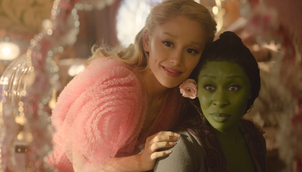 Ariana Grande e Cynthia Erivo in una scena di Wicked (2024) di Jon M. Chu