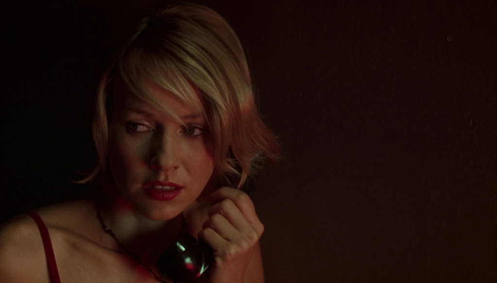 Naomi Watts in una scena di Mulholland Drive (2001) di David Lynch