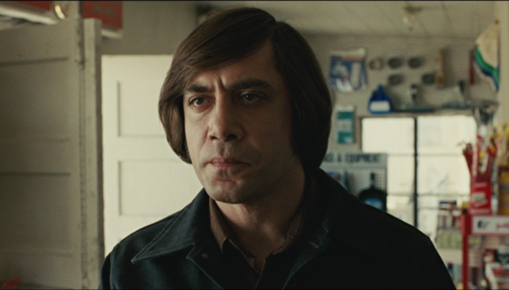 Javier Bardem in una scena di Non è un paese per vecchi (2007) di Joel e Ethan Coen