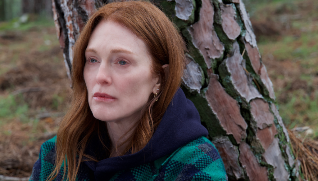 Julianne Moore in una scena di La stanza accanto (2024) di Pedro Almodóvar, Leone d'Oro a Venezia