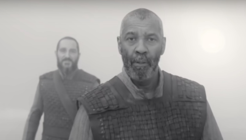 Denzel Washington e Bertie Carvel in una scena di The Tragedy of Macbeth (2021) è la prima opera da solista di Joel Coen