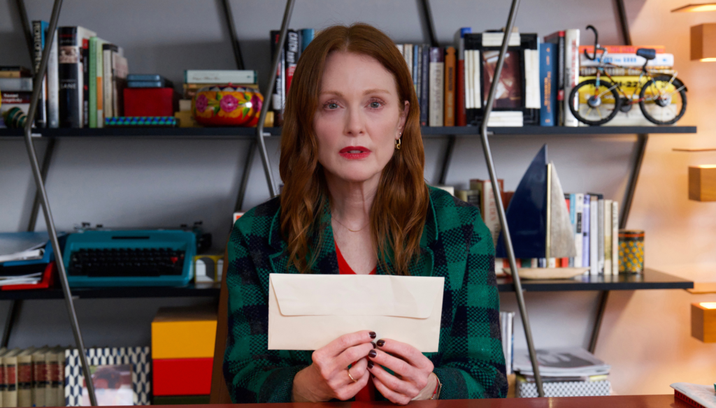 Julianne Moore in una scena di La stanza accanto (2024) di Pedro Almodóvar, Leone d'Oro a Venezia