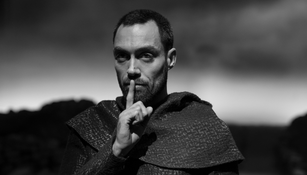 Alex Hassell in una scena di The Tragedy of Macbeth (2021) è la prima opera da solista di Joel Coen