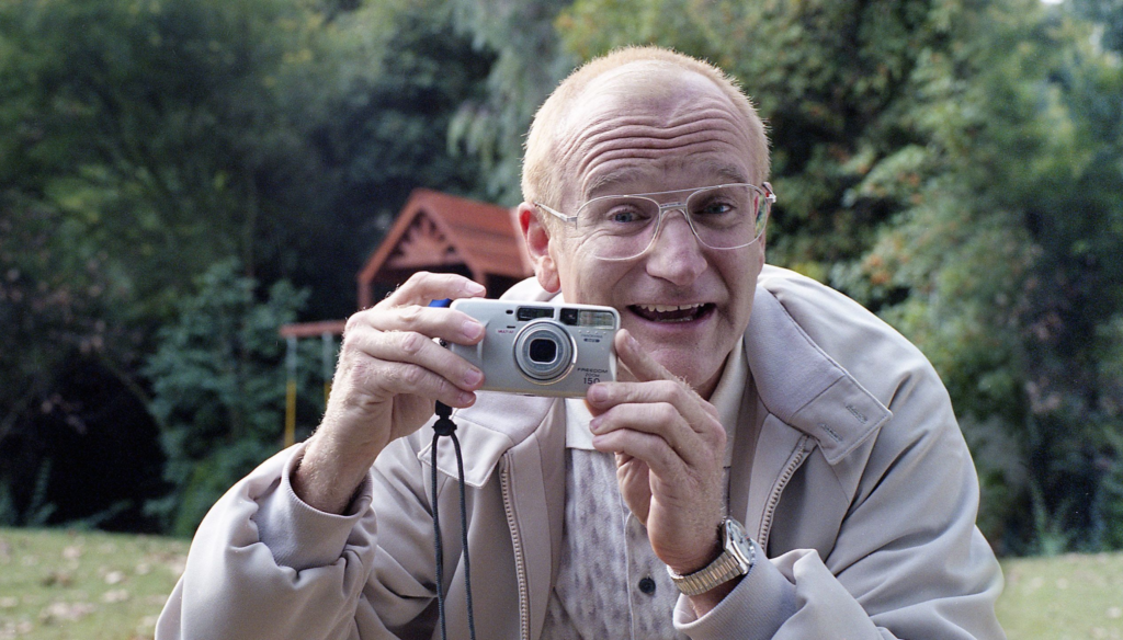 Robin Williams in una scena di One Hour Photo (2002) di Mark Romanek