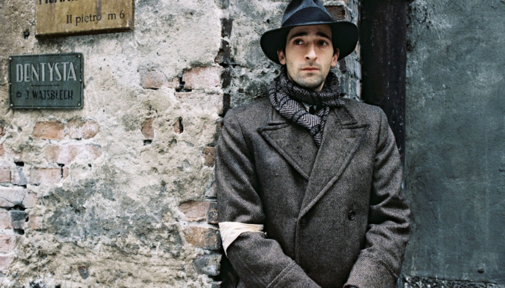 Adrien Brody in una scena di Il pianista (2002) di Roman Polanski