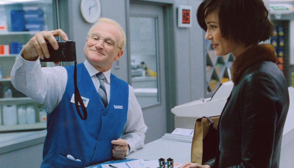 Robin Williams in una scena di One Hour Photo (2002) di Mark Romanek