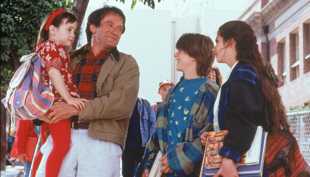 Robin Williams con i suoi figli in una scena di Mrs. Doubtfire (1993) di Chris Columbus