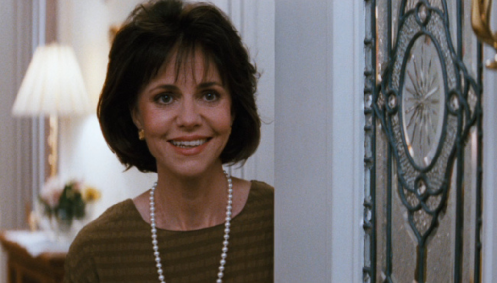 Miranda (Sally Field) in una scena di Mrs. Doubtfire (1993) di Chris Columbus