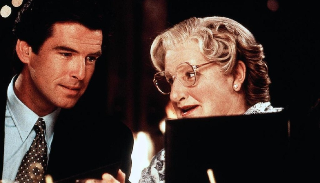 Robin Williams e Pierce Brosnan in una scena di Mrs. Doubtfire (1993) di Chris Columbus