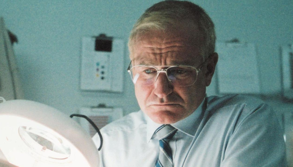 Robin Williams in una scena di One Hour Photo (2002) di Mark Romanek