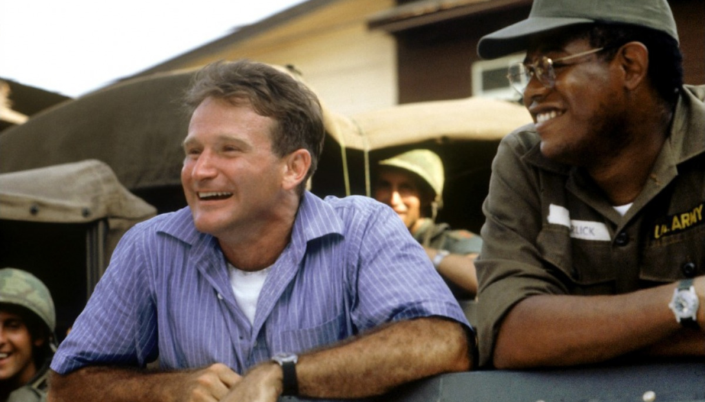 Robin Williams in una scena di Good Morning, Vietnam (1987) di Barry Levinson