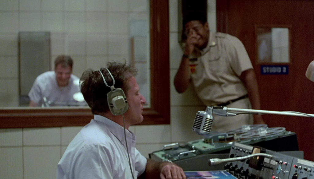 Robin Williams in una scena di Good Morning, Vietnam (1987) di Barry Levinson