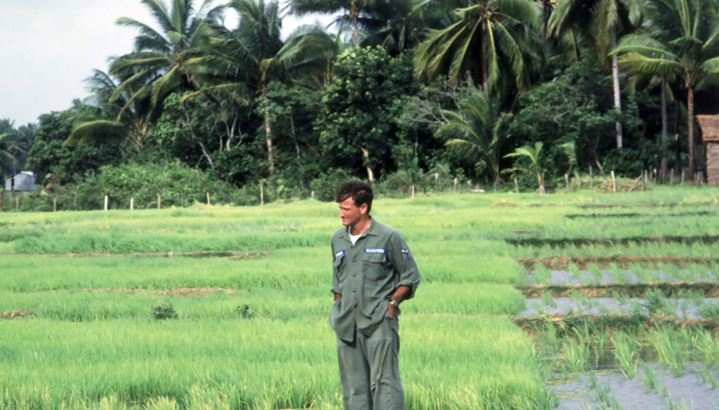 Robin Williams in una scena di Good Morning, Vietnam (1987) di Barry Levinson