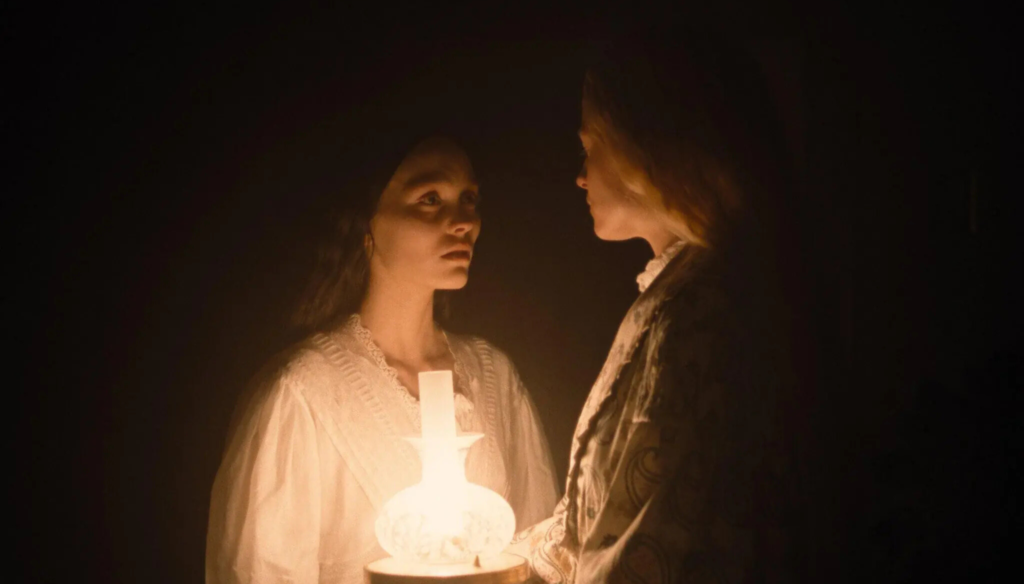 Lily Rose-Depp e Emma Corrin in una scena di Nosferatu (2024) di Robert Eggers