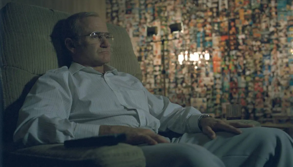 Robin Williams in una scena di One Hour Photo (2002) di Mark Romanek