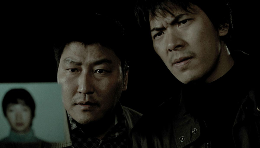 Song Kang-ho e Kim Sang-kyung in una scena di Memorie di un assassino (2003) di Bong Joon-ho