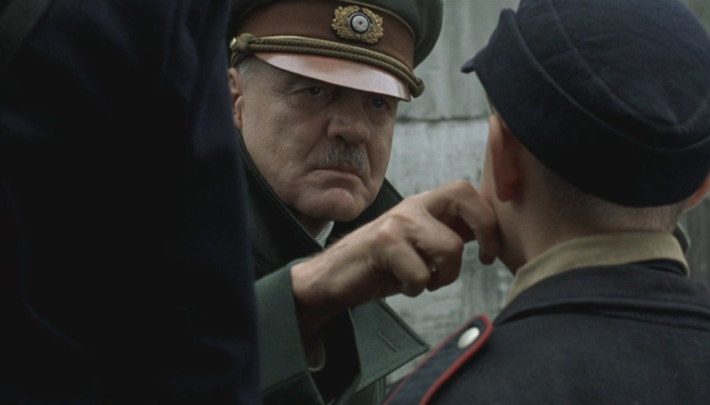 Bruno Ganz in una scena di La caduta (2004) di Oliver Hirschbiegel