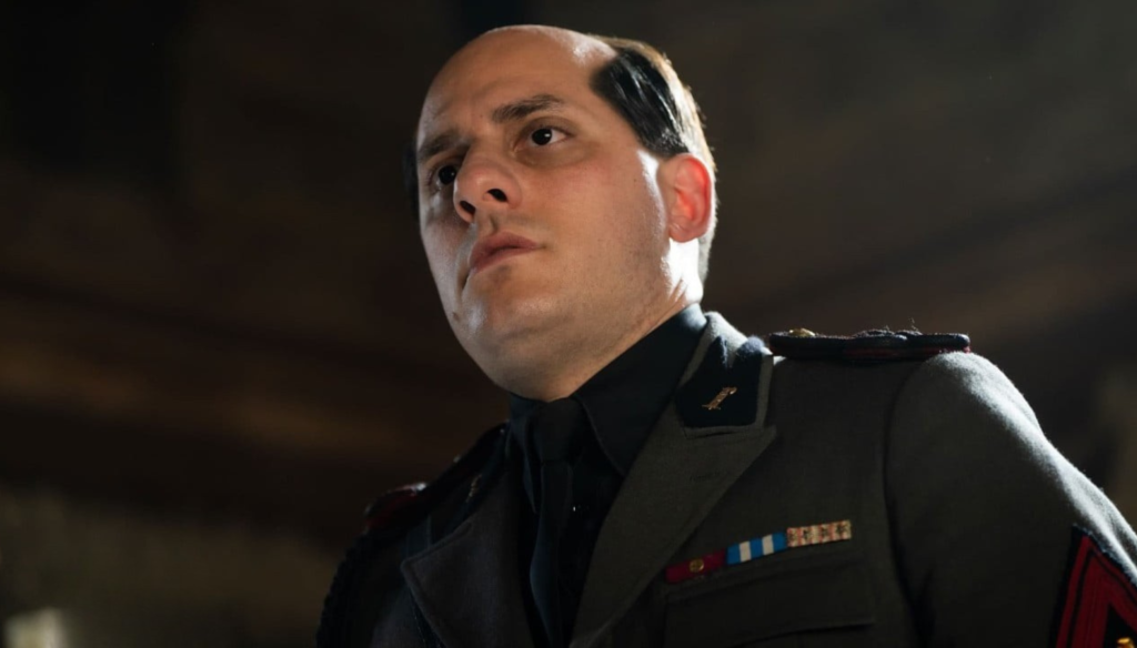 Luca Marinelli nei panni di Mussolini in una scena di M - Il figlio del secolo (2025 - ...) di Joe Wright