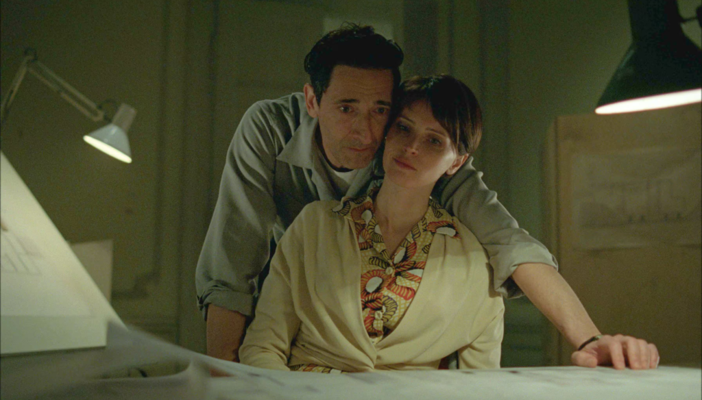 Adrien Brody e Felicity Jones in una scena di The Brutalist (2024) di Brady Corbet