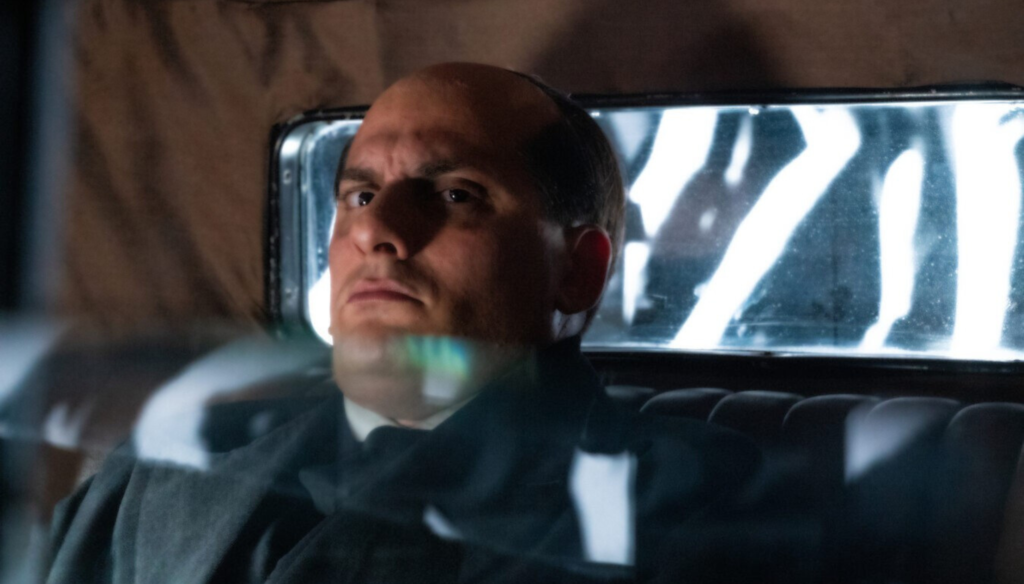 Luca Marinelli nei panni di Mussolini in una scena di M - Il figlio del secolo (2025 - ...) di Joe Wright