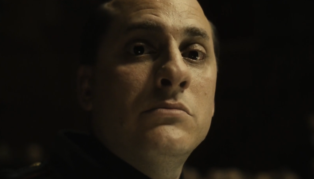 Luca Marinelli nei panni di Mussolini in una scena di M - Il figlio del secolo (2025 - ...) di Joe Wright