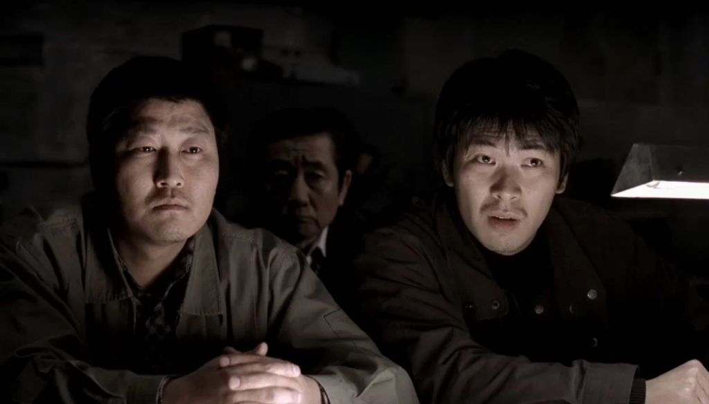 Song Kang-ho e Kim Sang-kyung in una scena di Memorie di un assassino (2003) di Bong Joon-ho