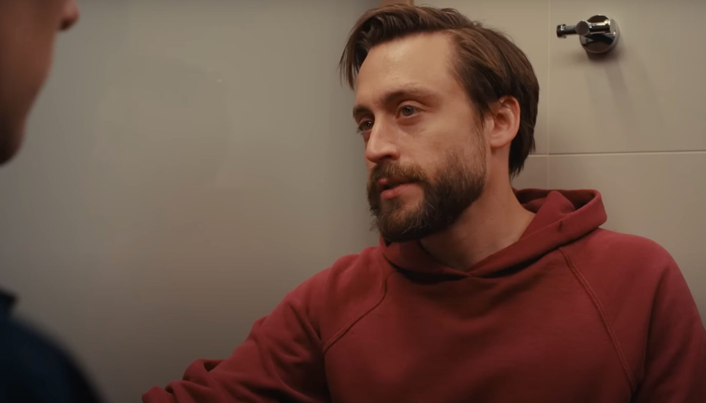 Kieran Culkin in una scena di A Real Pain (2024) di Jessie Heisenberg