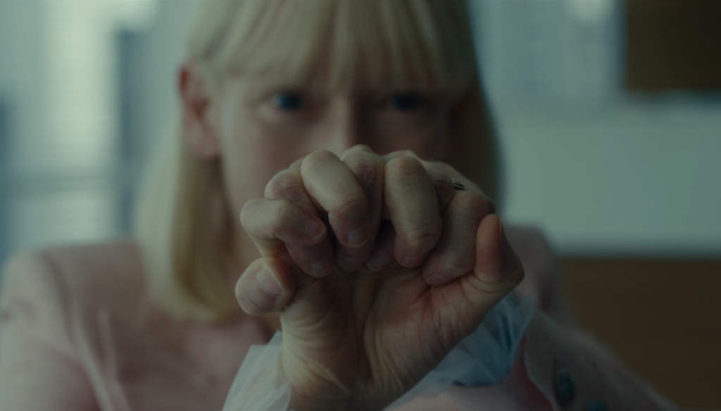 Tilda Swinton (Lucy Mirando) in una scena di Okja (2017) di Bong Jo-Hoon