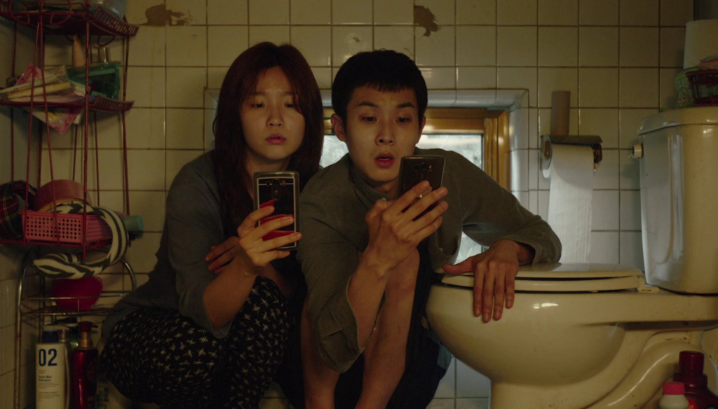 Choi Woo-shik e Park So-dam in una scena di Parasite (2019) di ‎Bong Joon-ho